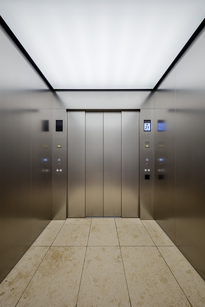 シャトルエレベーター　かご内