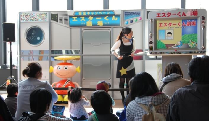 安全キャンペーン「エスターくん劇場」の様子