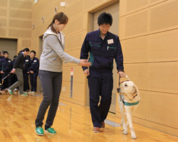 写真：視覚障がい者と盲導犬に対する理解を深める研修
